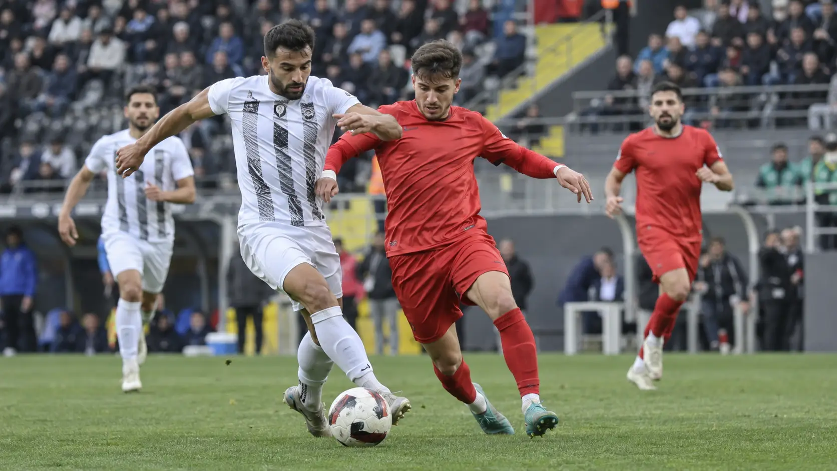 Trabzonspor Galatasaray maçında kırmızı kart gören Lesley Ugochukwu