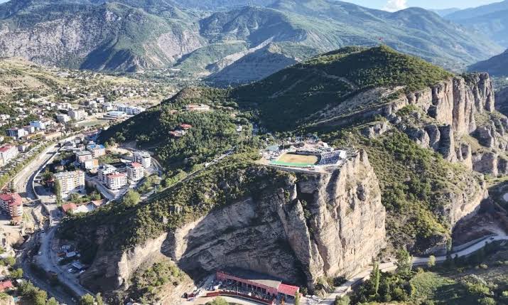 Artvin’in Ardanuç ilçesinde yaklaşık 250 metre yükseklikteki kayalık üzerine kurulan arenada düzenlenen boğa güreşleri